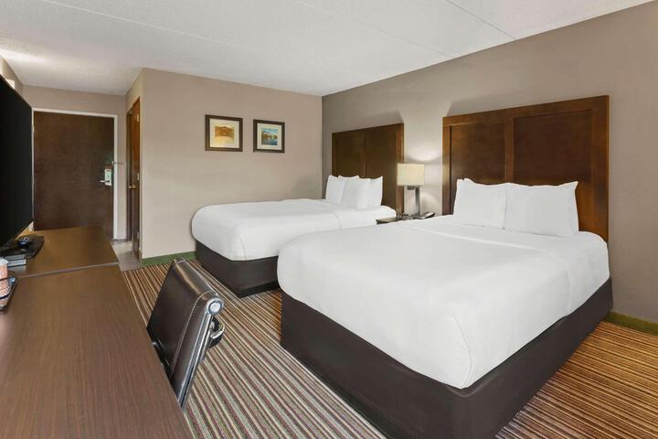 2 Queen Beds (5 of 6)
