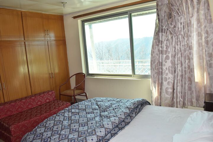 Room 6 of 12