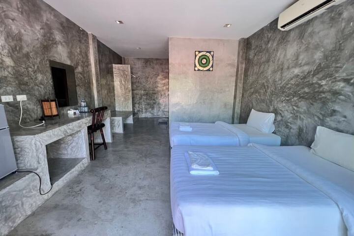 Room 32 of 99