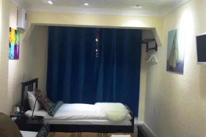 Room 4 of 9