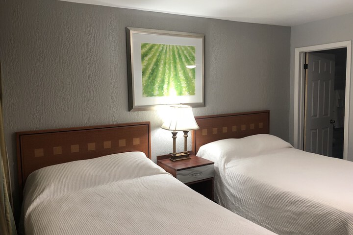 2 Double Beds (6 of 8)