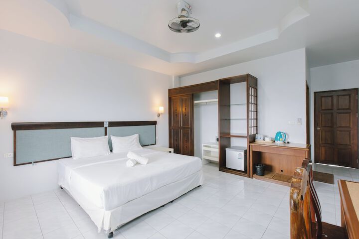 Room 42 of 157