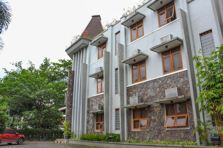 AIRY SUKAJADI 169 BANDUNG