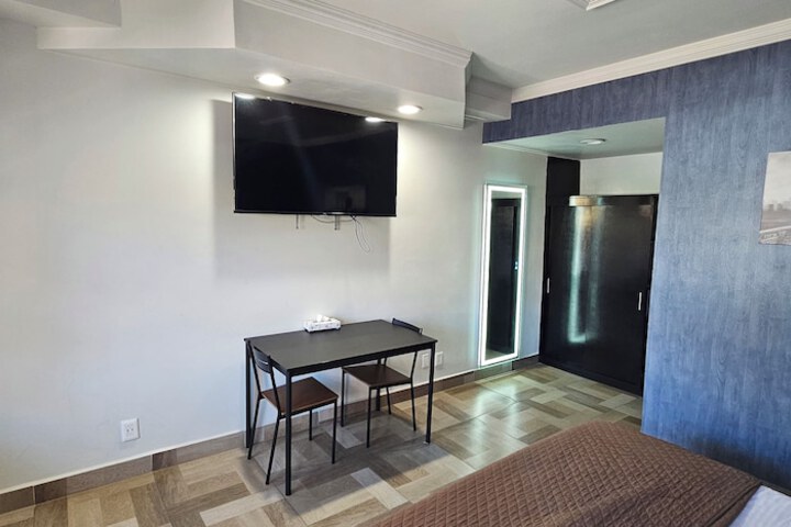 Room 3 of 20