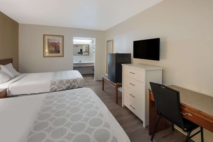 2 Double Beds (11 of 14)