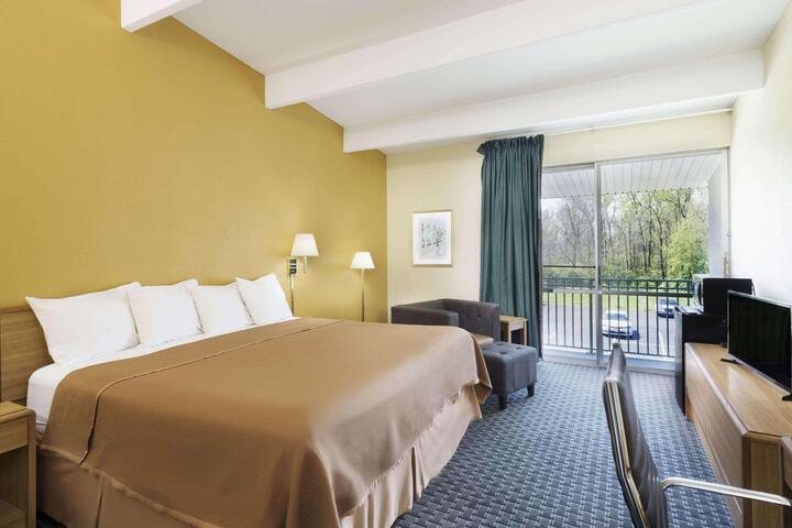1 King Bed (2 of 7)