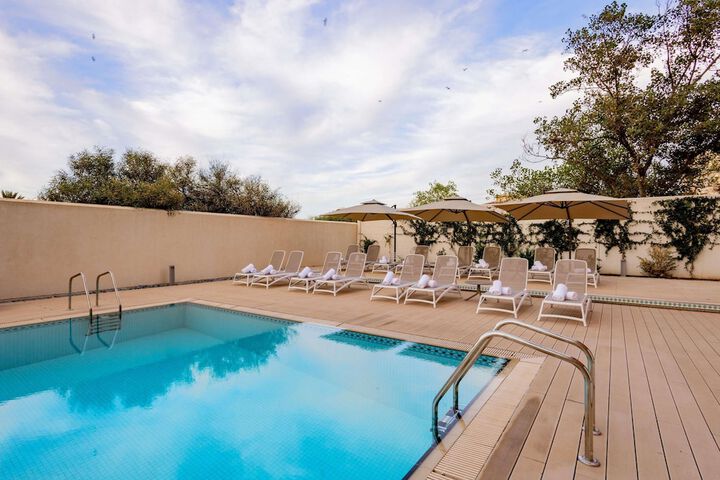Pool 40 of 106