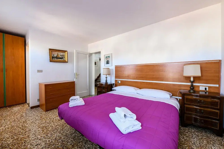 Room 4 of 15