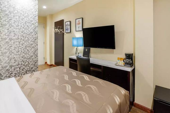 1 Queen Bed (3 of 7)