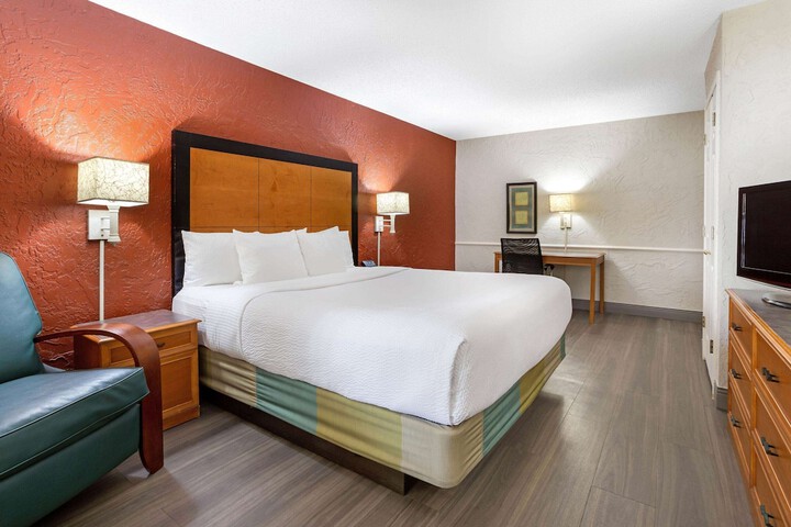 1 King Bed Deluxe Room (14 of 19)