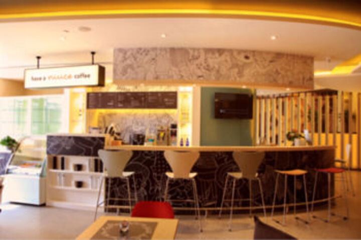 Lounge 44 of 79