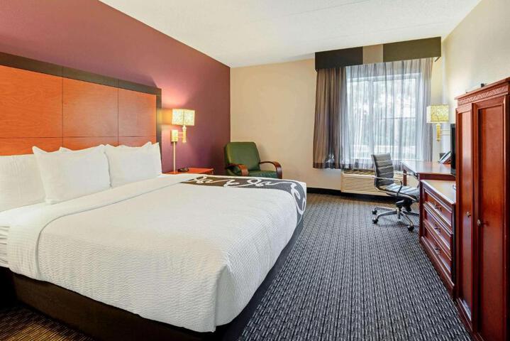 1 King Bed Mobility Hearing Impaired Accessible Room (7 of 12)