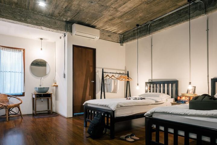 Room 4 of 25