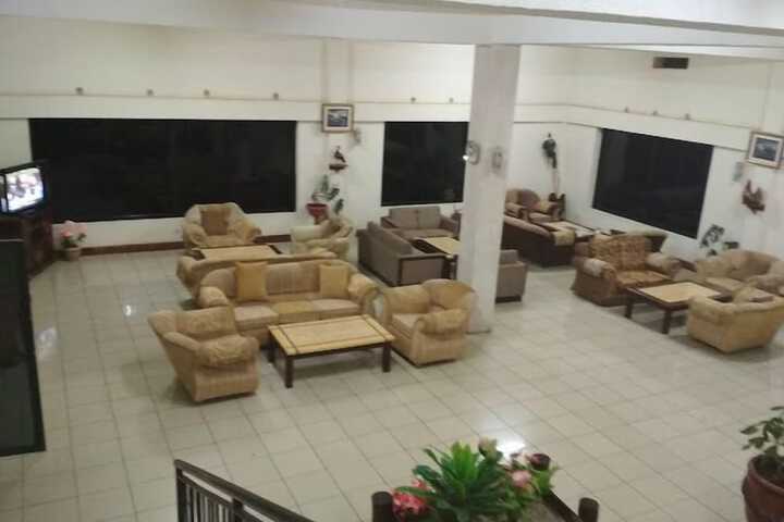 Lounge 18 of 40