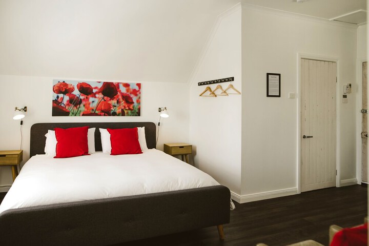 Room 3 of 20