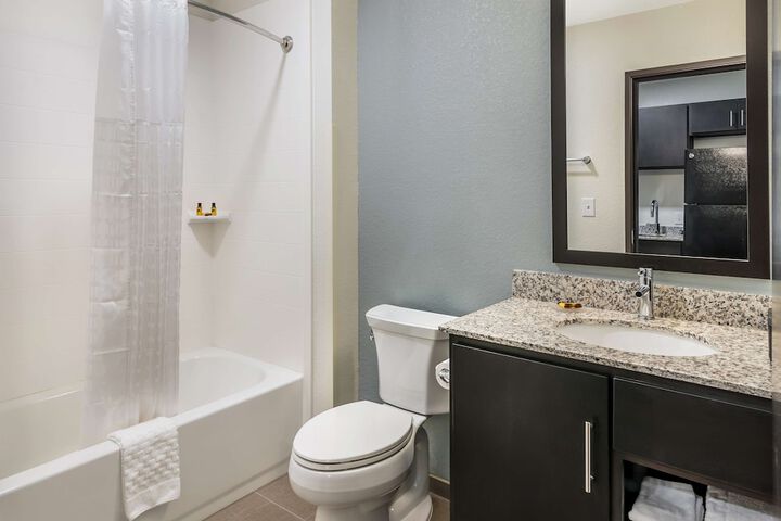 2 Queen Beds Microwave and Refrigerator Full Breakfast (8 of 13)