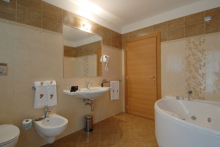 Room 53 of 70