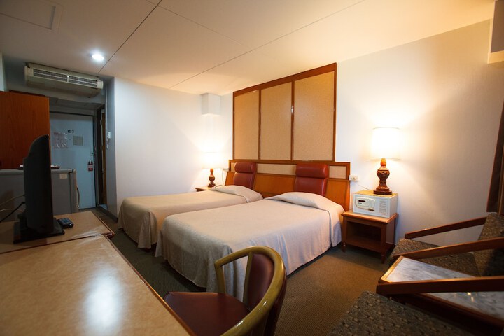 Room 7 of 28