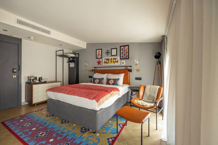Room 53 of 147