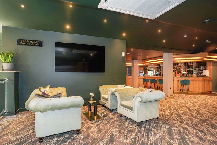 Lounge 233 of 295