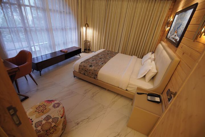 Room 28 of 297