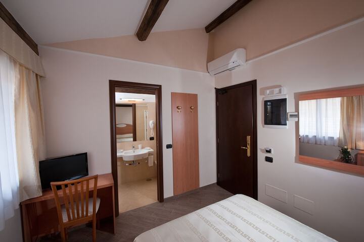 Room 12 of 119