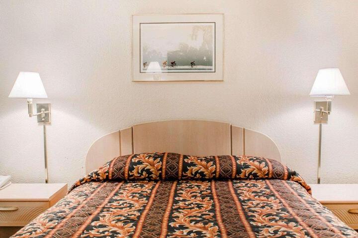 1 Queen Bed (2 of 13)