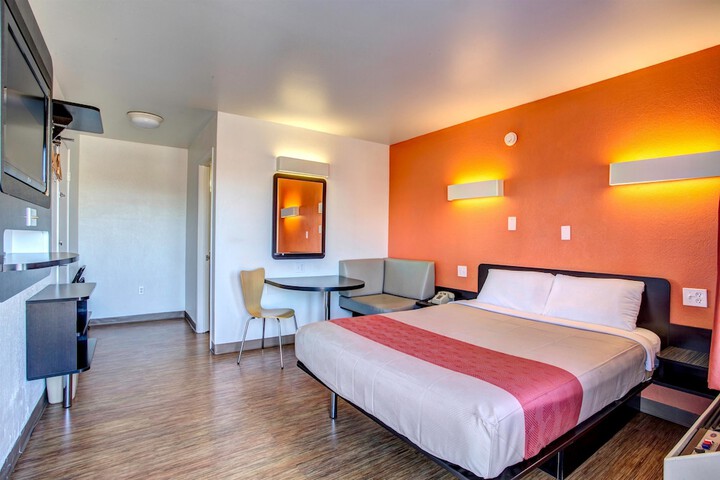 1 Queen Bed (2 of 10)