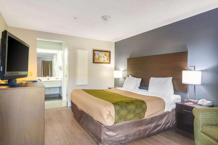 1 King Bed Ground Floor Exterior Entrance Couch Microwave and Refrigerator WiFi Contin (4 of 16)