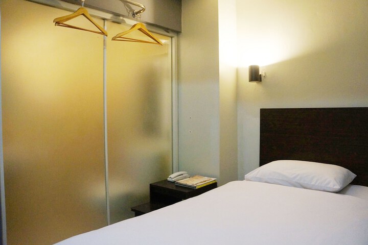 Room 5 of 18