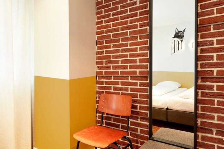 Room 83 of 137