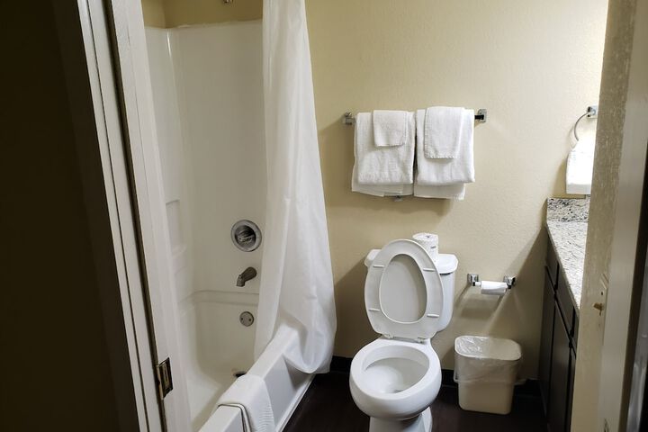 1 Queen Bed Suite (25 of 28)