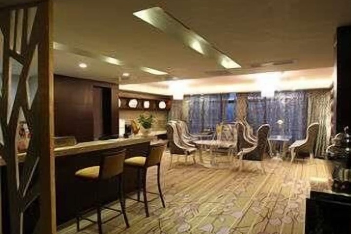 Lounge 43 of 59