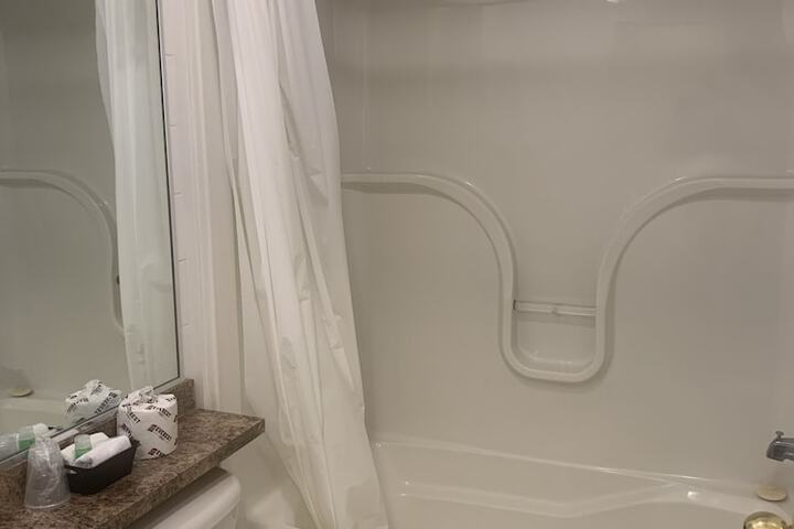 Standard Single Room 2 Queen Beds (3 of 4)