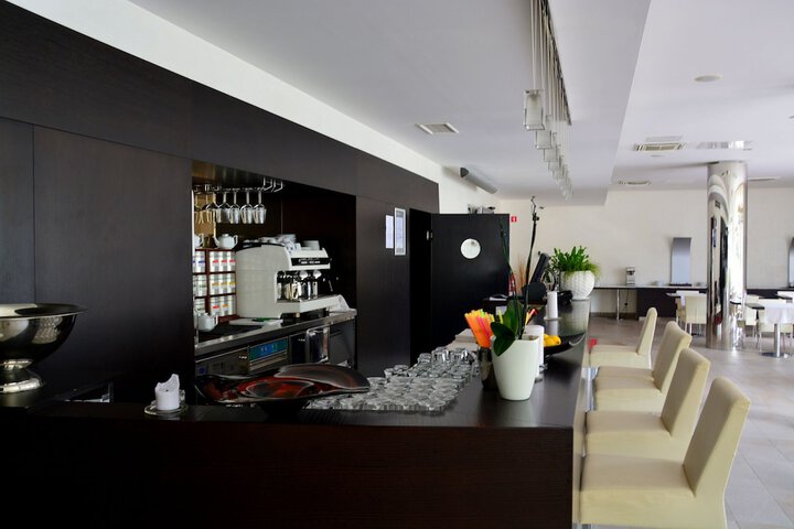 Lounge 26 of 46