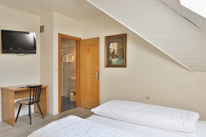 Room 16 of 120