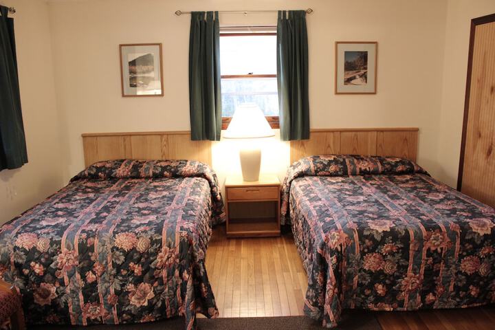 Pine Country Economy King Bed Pet Friendly (17 of 31)