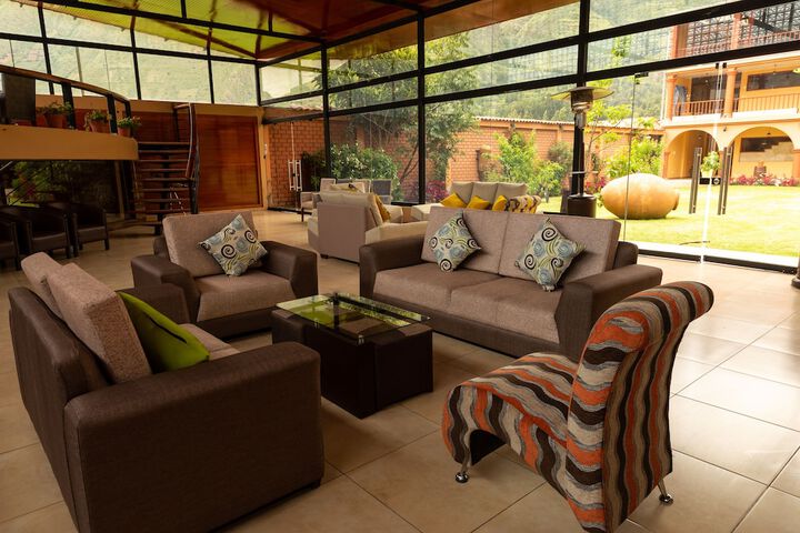 Lounge 24 of 37