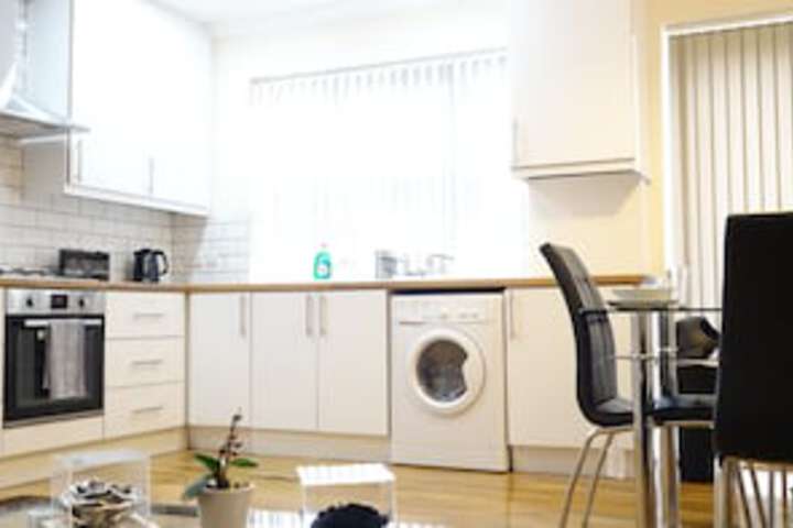 LONDON HEATHROW AIRPORT ROOMS LL BY C & P