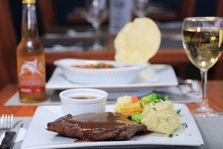 Dining 17 of 22