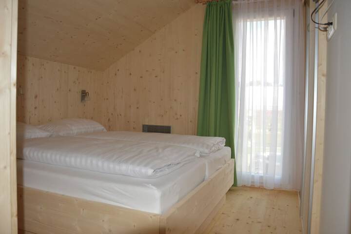 Room 4 of 193