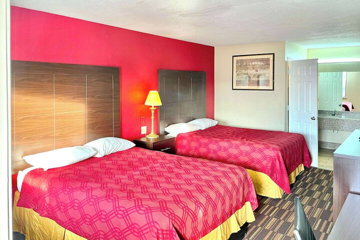 2 Queen Beds (12 of 13)