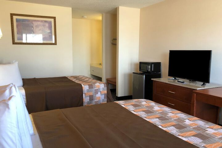 2 Queen Beds (7 of 9)
