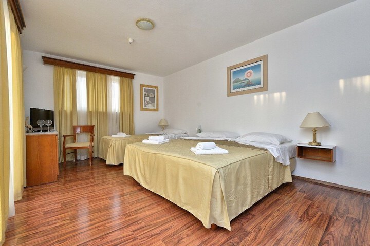 Room 6 of 44