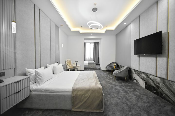Room 33 of 77
