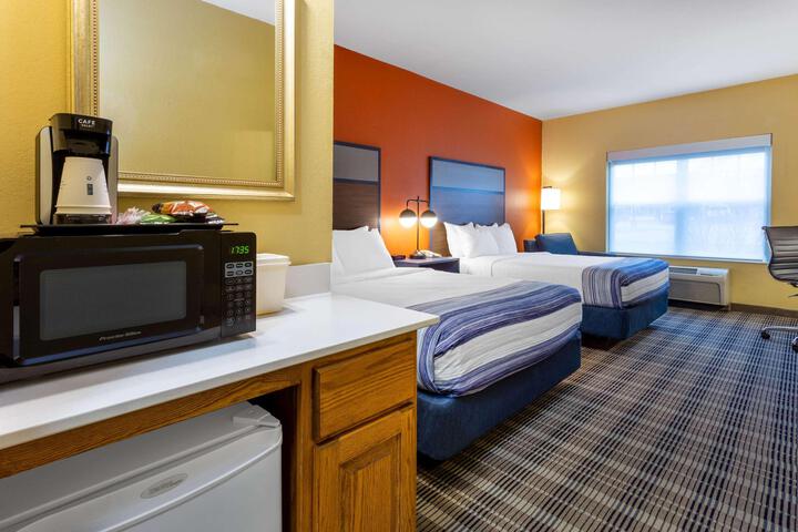 2 Queen Beds (5 of 8)