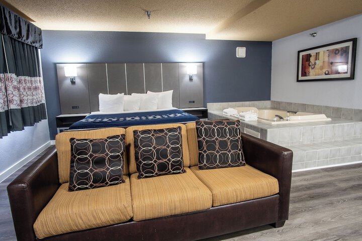 1 King Bed (10 of 15)