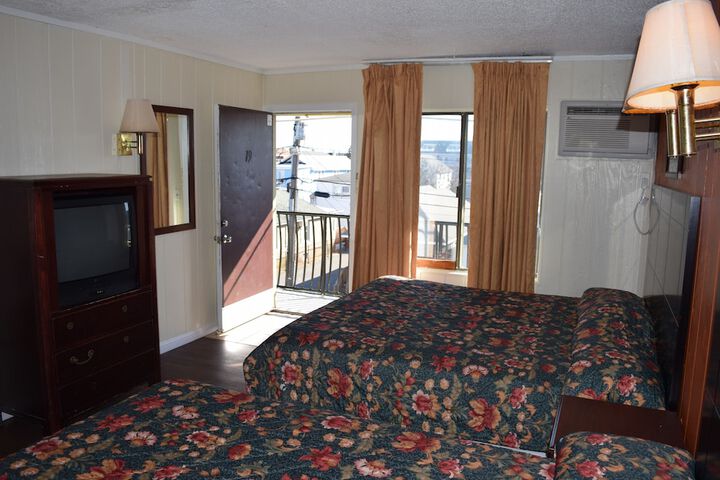 Deluxe 2 King Beds (5 of 6)