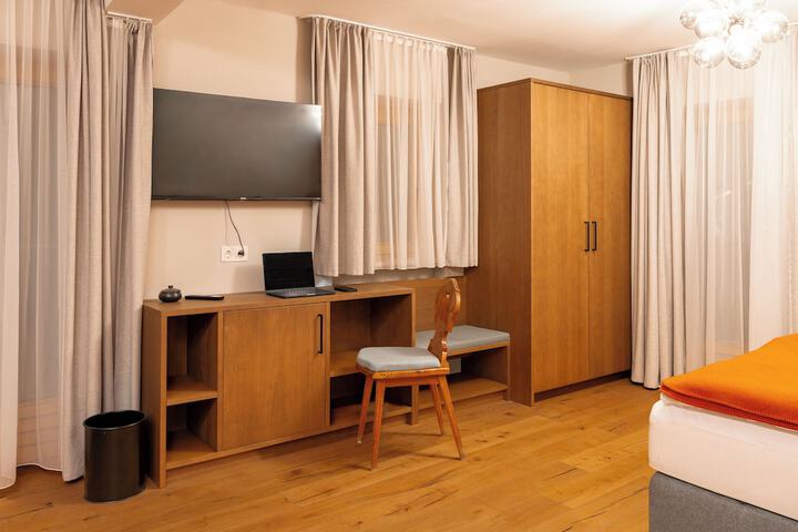 Room 9 of 97