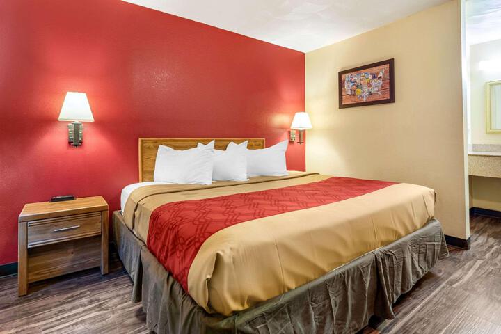 1 King Bed (4 of 6)